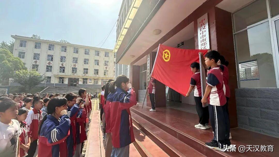 近日，南郑区南海初级中学以党建为引领，围绕五育融合、教学改革、平安校园建设等核心