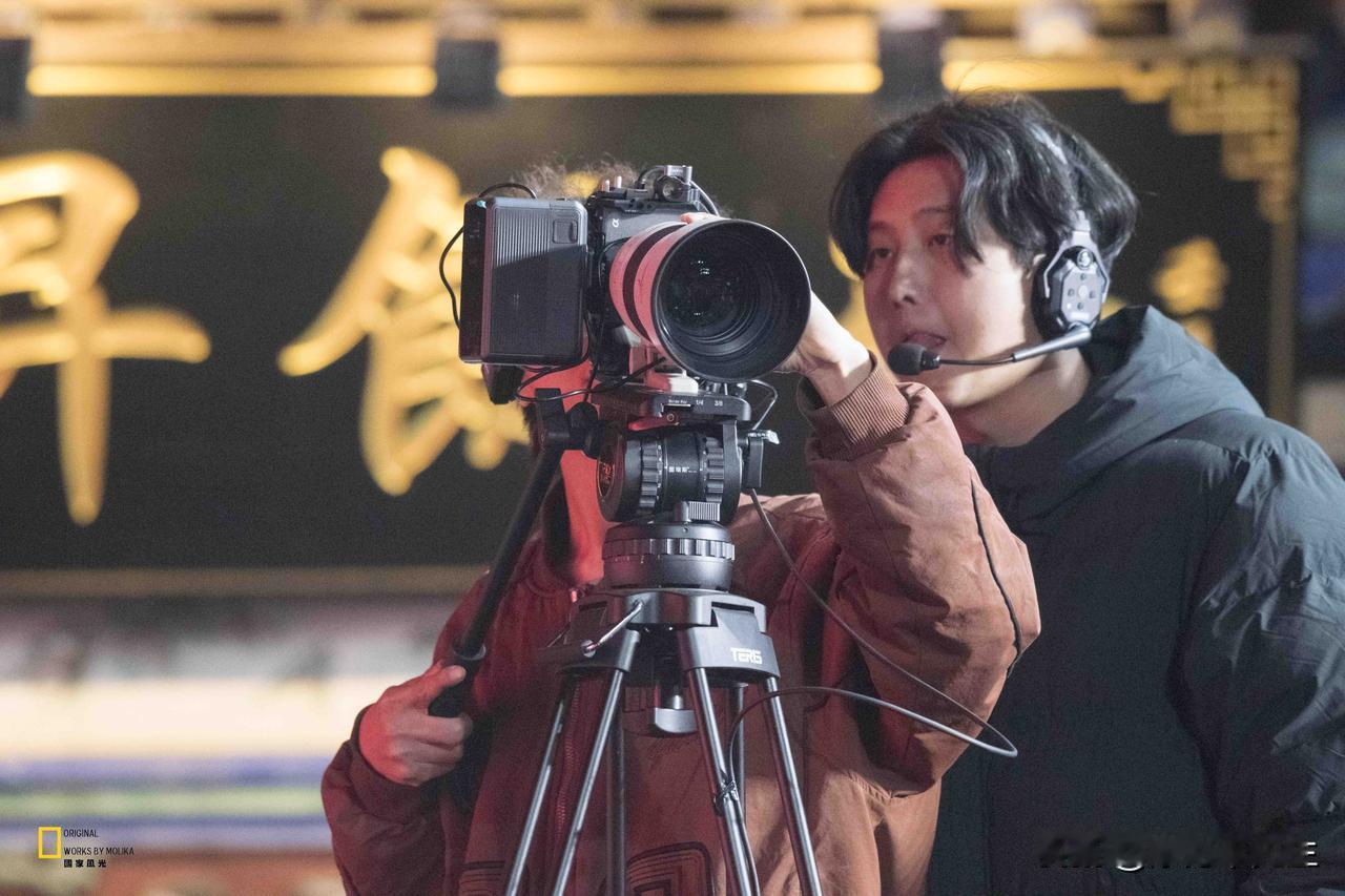 镜头对准人间烟火，调试的不仅是焦距，更是对生活场景的精准捕捉。夜色里的早食招牌晕