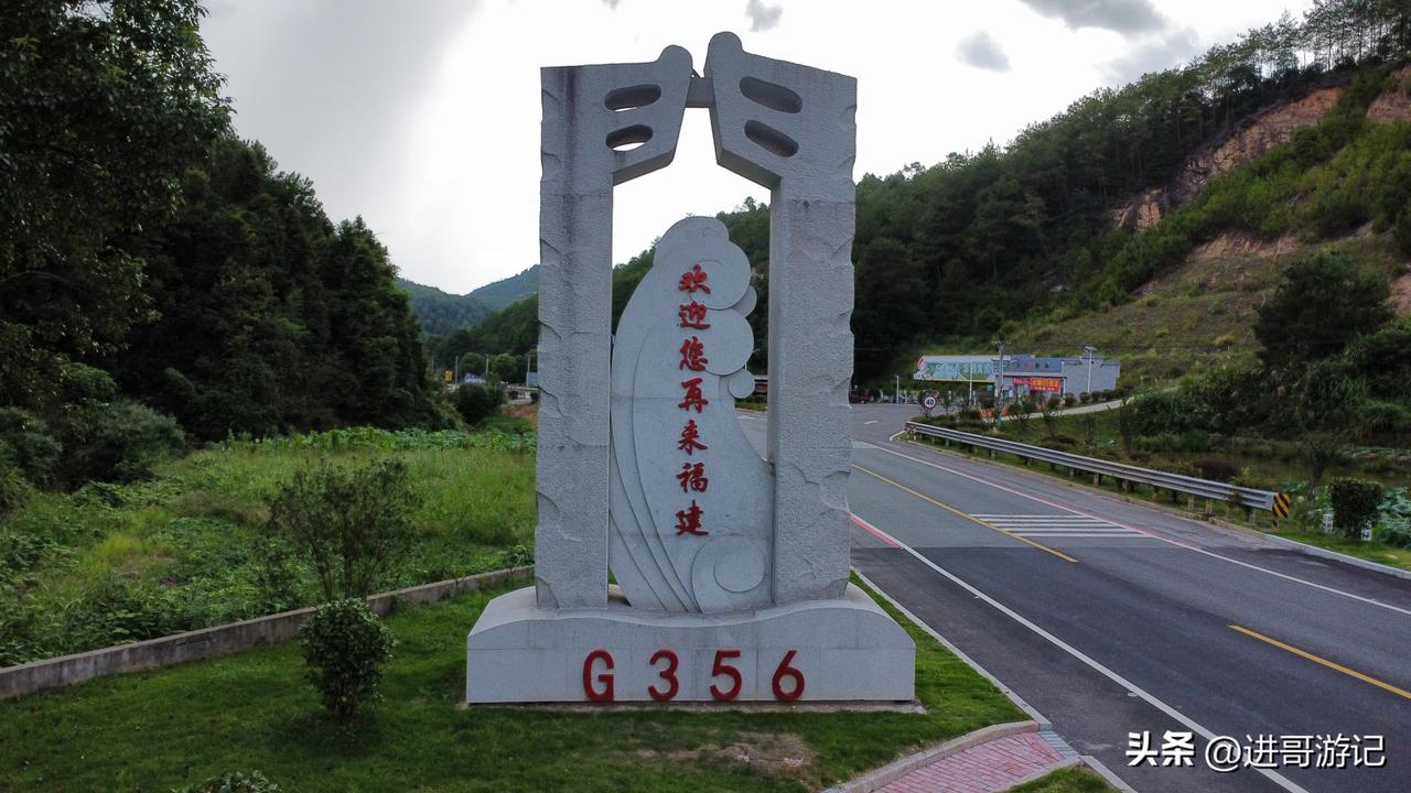 一脚踏两省！福建三明PK江西赣州，连公路颜色都不一样，差距巨大？#探访江西# #