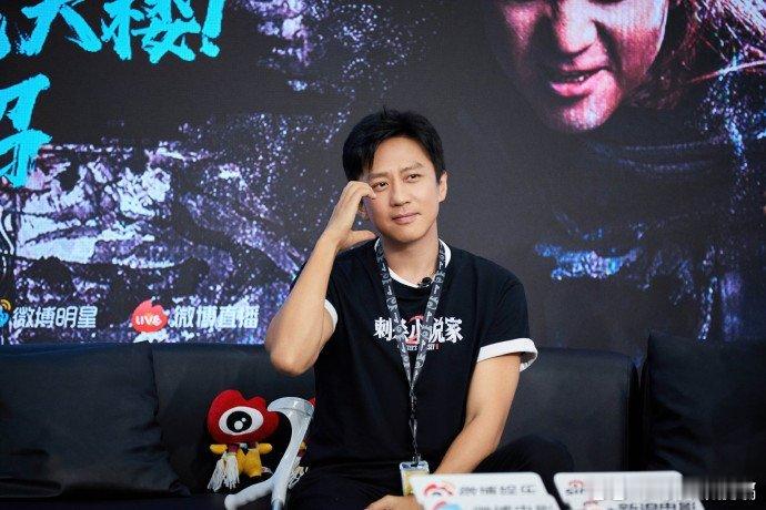 邓超用头发给丁程鑫比心邓超用头发给丁程鑫比心，这也太玄幻了吧，谁懂这个邓超的刺小