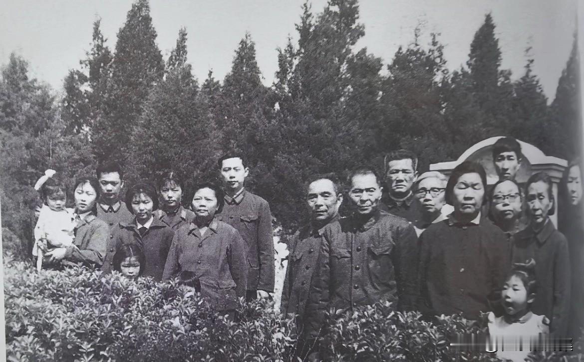 1972年、廖国政将军夫人史凌陪同刘飞夫妇、曾如清夫妇到南京功德园将军台廖政国墓