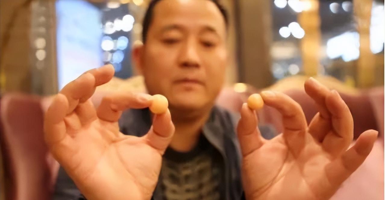 1995年，岳阳一厨师在处理海螺时，发现海螺肉中有两颗“结石”，厨师觉得稀罕，就