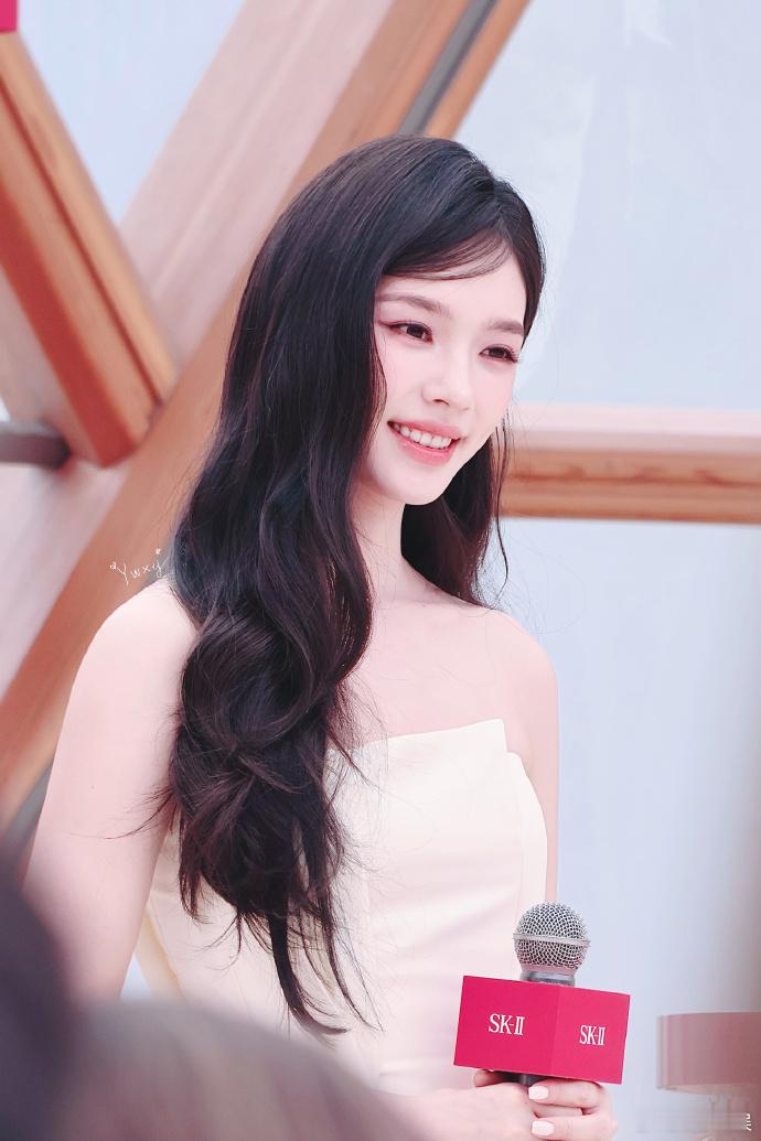 林允小猫撒娇 林允小猫撒娇，也太萌了吧，果然林允就是一只萌萌的小猫呢，谁能拒绝此