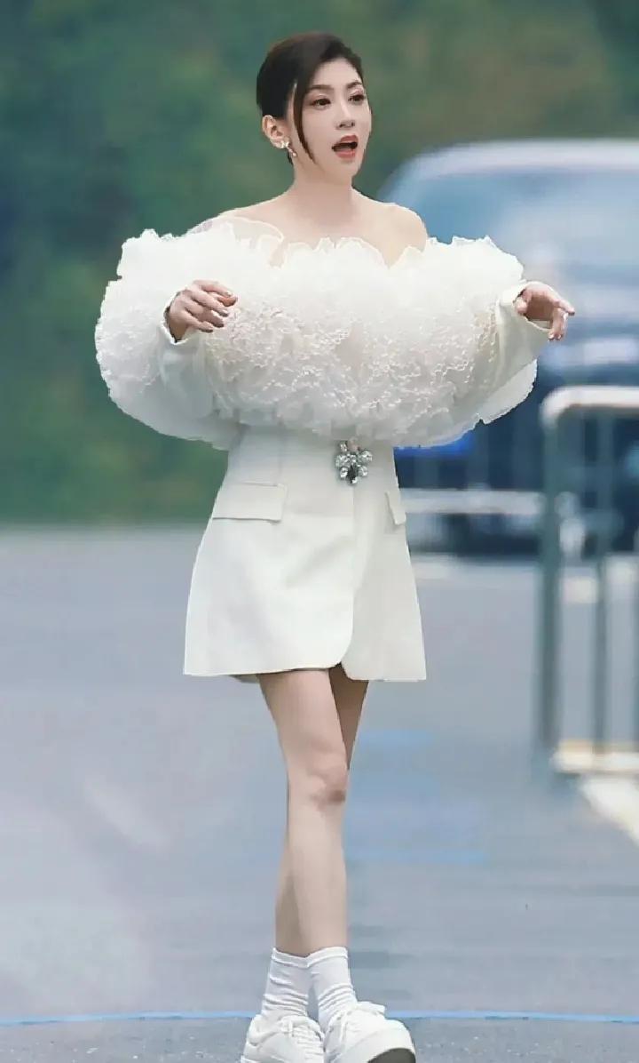 刘德华曾说过，贾静雯是台湾最美的女人，就是个子不高。

但她身材比例特别好，16