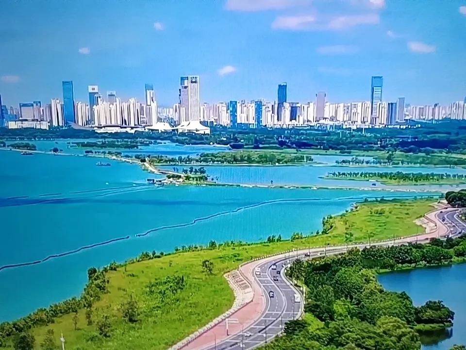 有知道这是哪里的吗？好不好看？如果人的一生在这里生活，是不是很幸福呢？