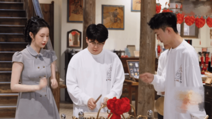 没想到智博打鼓这么有天赋在综艺《我的家乡很好玩》里，身着旗袍的智博初次学打鼓就展