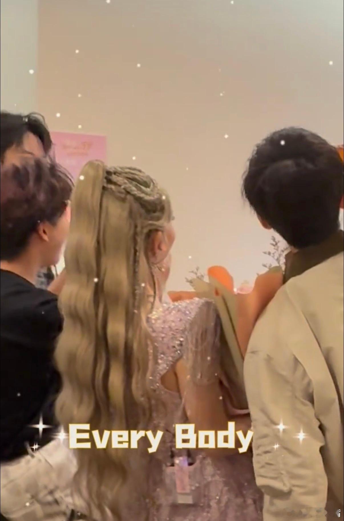 轮到张杰给谢娜和朋友们拍照了 娱乐圈神仙夫妻没错了，互相当对方的专属摄影师，轮到
