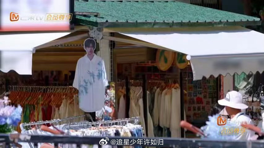 维嘉偶遇易烊千玺立牌的反应本来只是路过随便看一看，一转头看见立牌直接眼前一亮，瞬