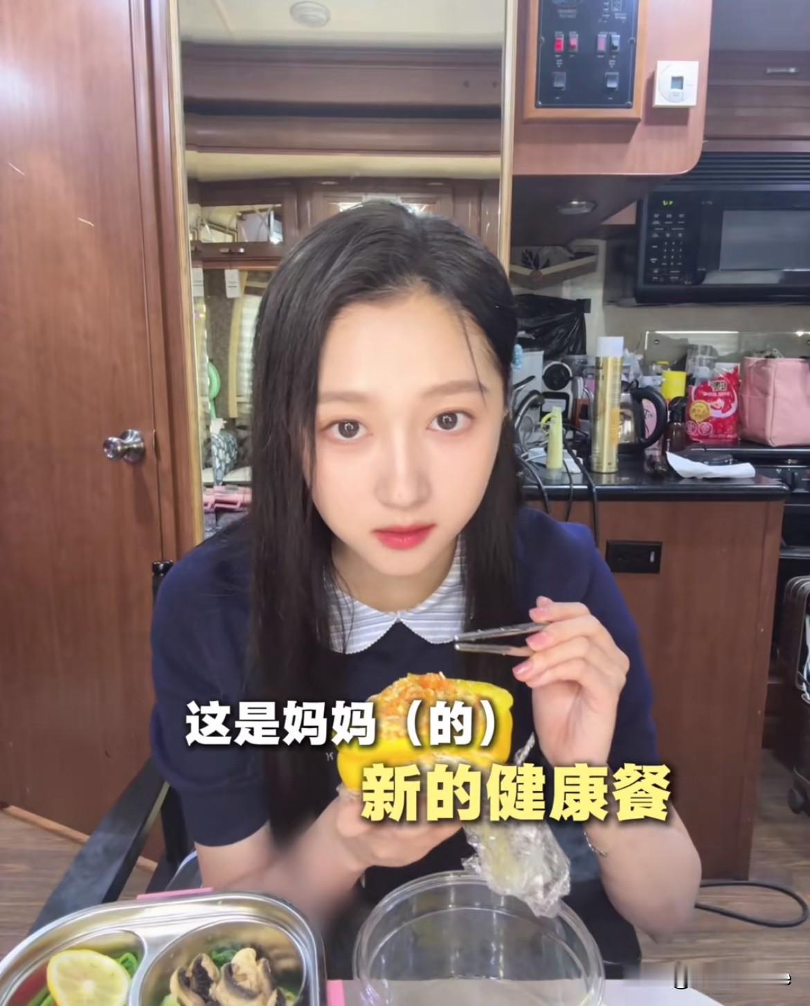 7月18日，关晓彤分享她的健康餐
如果不做演员了，关晓彤可以考虑做一名吃播，关晓