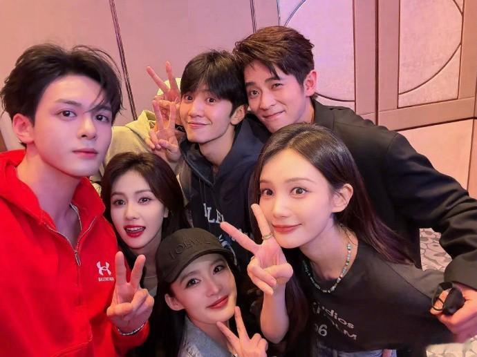 爱奇艺尖叫之夜，白鹿李一桐李沁三个最像的女人合照了 