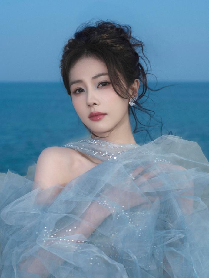 白鹿海边抱月大片  白鹿拥星抱月 白鹿海边抱月，美得像一幅流动的画卷，爱了。 