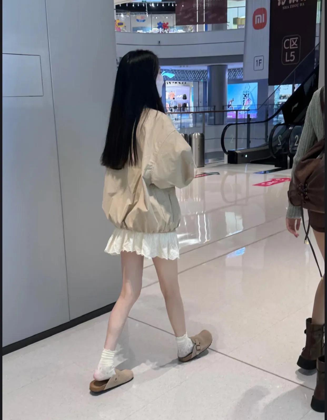 商场看见的！要不要说啊......
偶遇的小姐姐仿佛行走的时尚风向标，那身装扮，