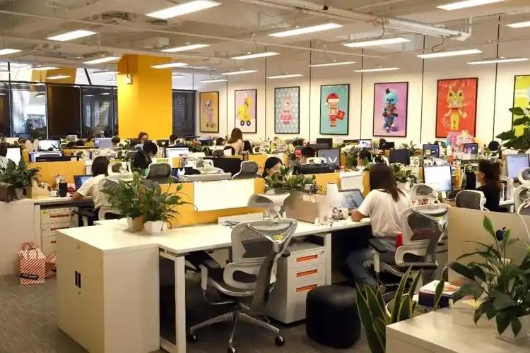 改善职场人际关系要注意什么：
 
l、不要管别人的家事，钱事，和情事。
2、向别