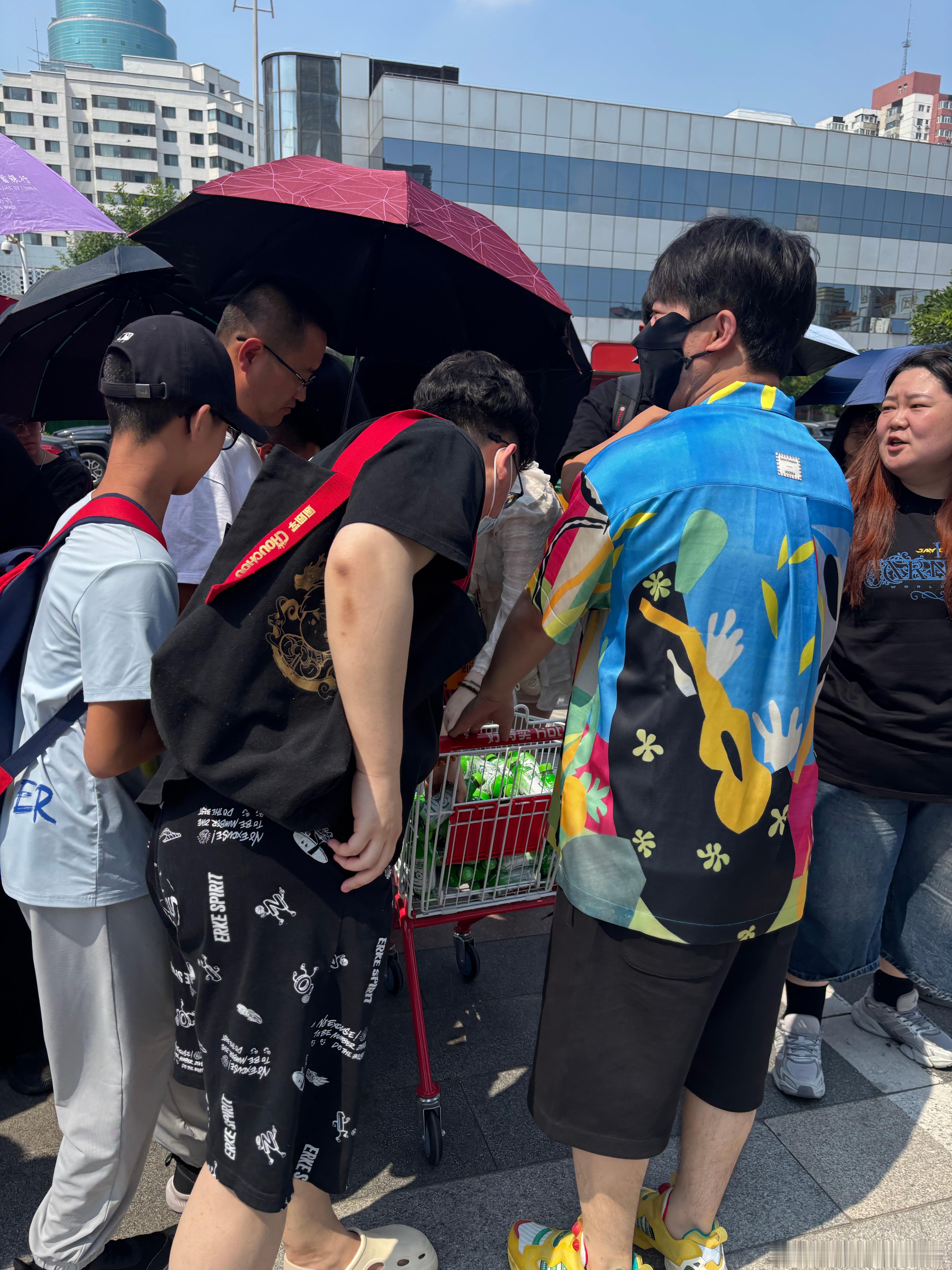 本人对夏天的感受就是忍受大热天从酒店走到鸟巢就一身汗，排队两小时已经晕乎乎的了。