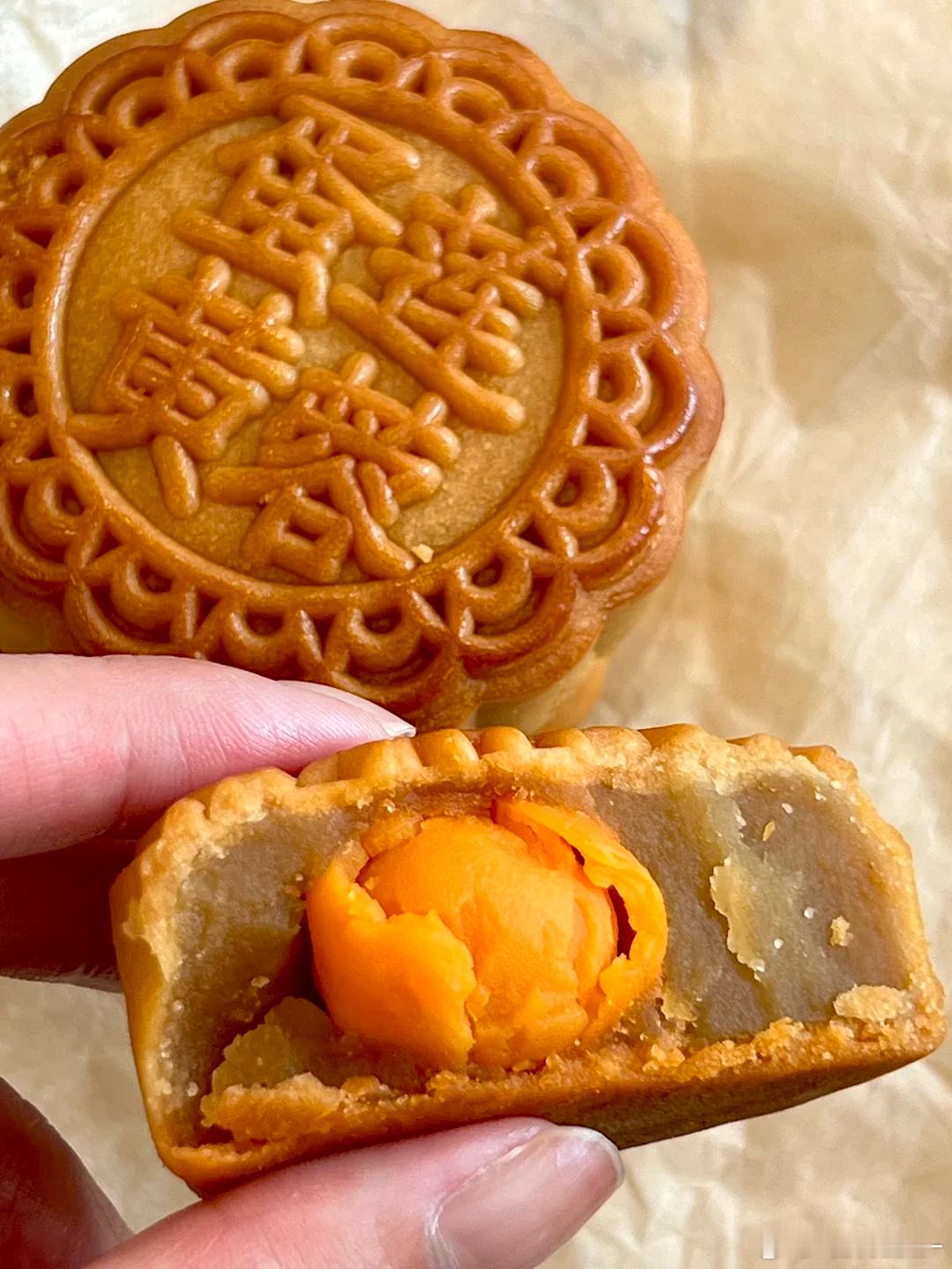 五仁月饼要竖起来对半切才好吃谁还在横着切五仁月饼，竖起来对半切开才是正确操作，每