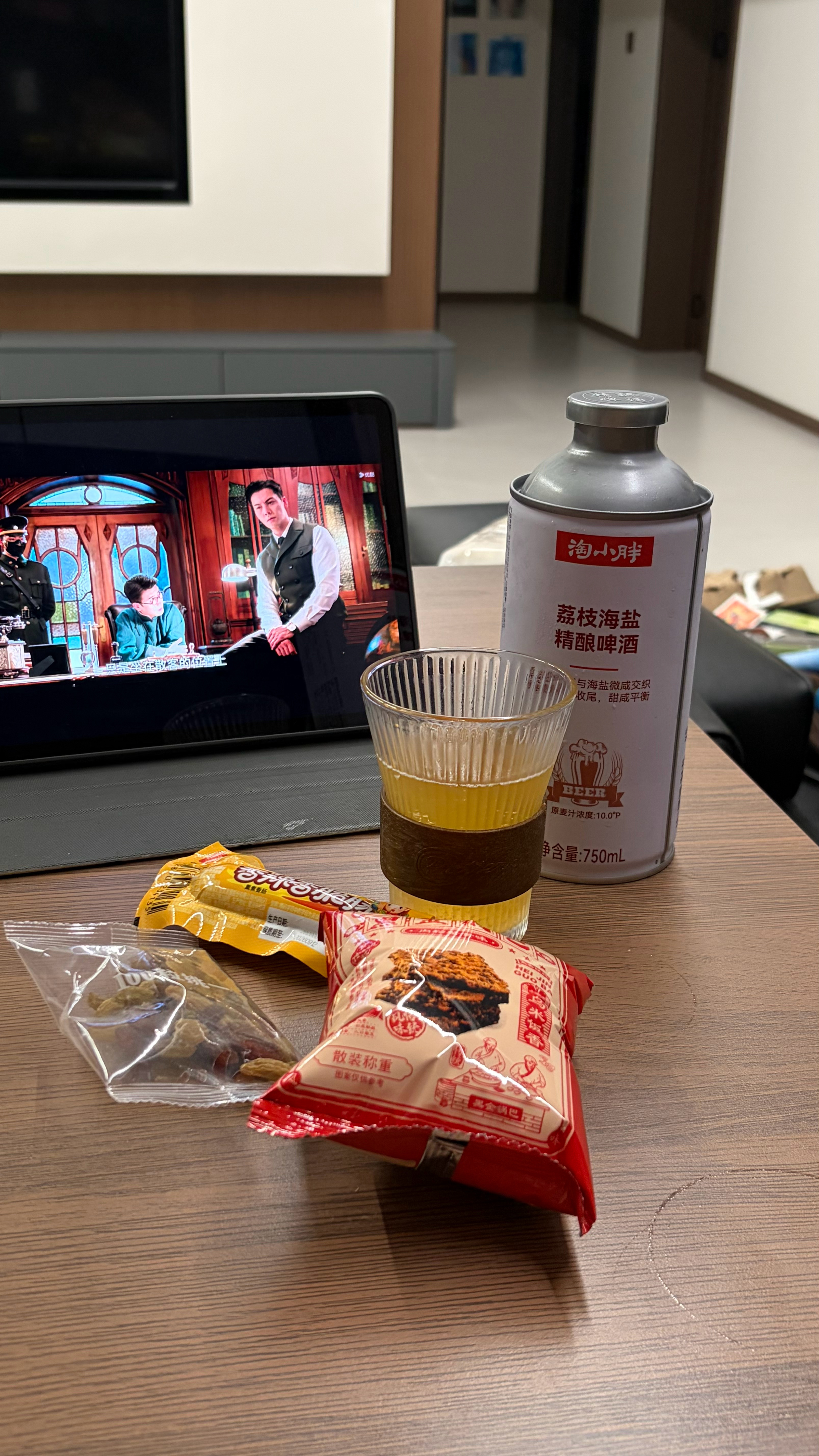 喝啤酒的时候陪锅巴和脆皮肠 是不是太老式了一点 