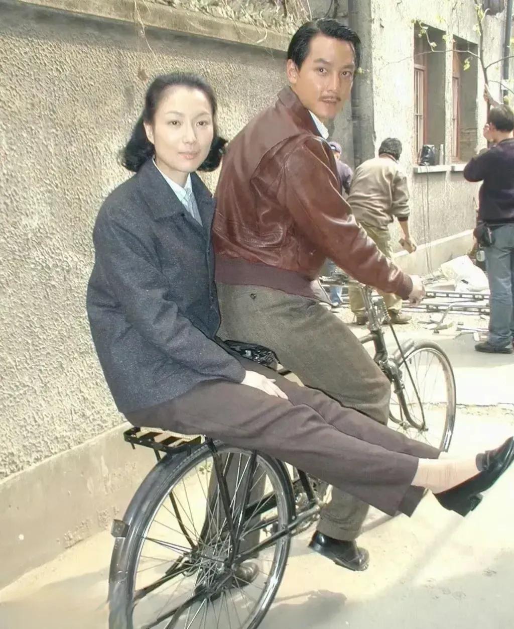 这帅哥、美女你一眼就认得出吗？这女的在电影《长恨歌》里饰演王琦瑶，男的也是主演。