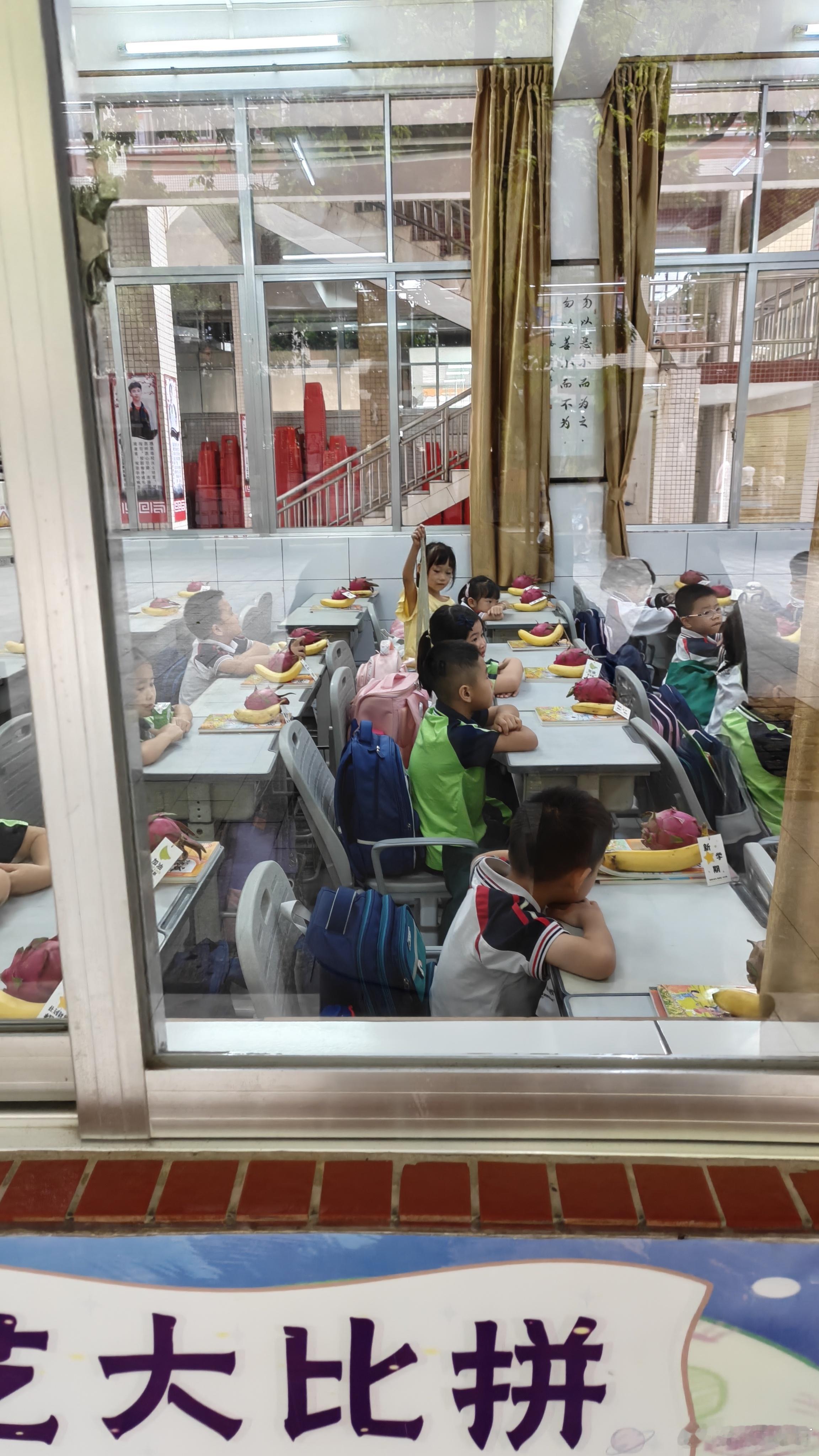 开学第一天打卡 真羡慕现在的小孩，不仅有好吃的，学校还能躺着睡午觉，还有全天空调
