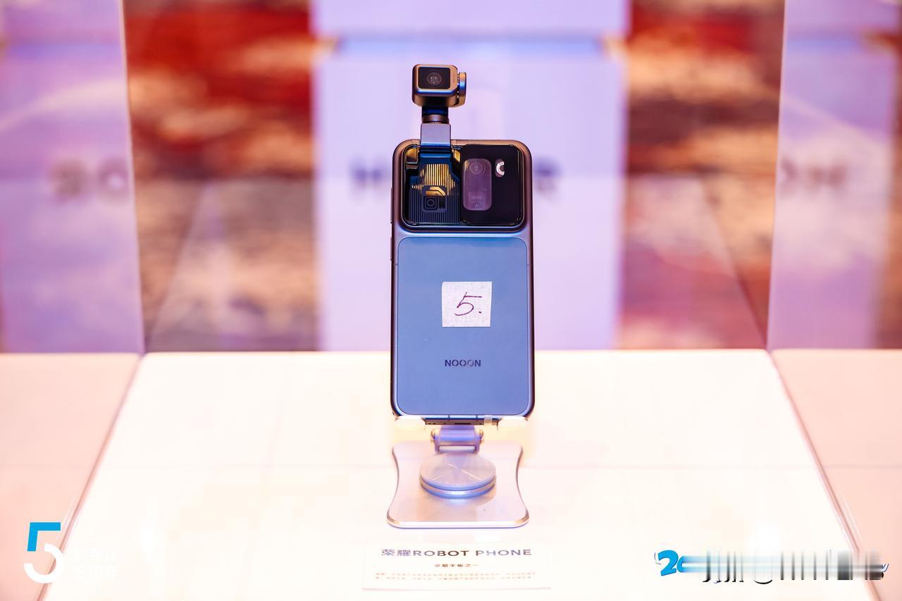 荣耀机器人手机 ROBOT PHONE 官方高清图，5 号机是目前最新的版本，也
