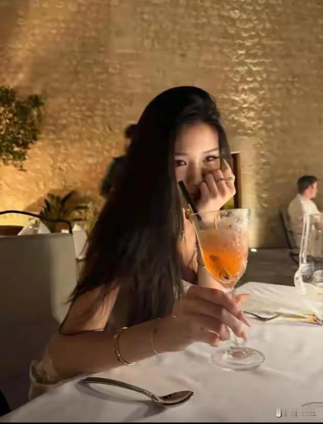 汪峰，脸上有光了！

8月25日，汪峰的大女儿小苹果（汪曼熙）在社交平台晒出一组