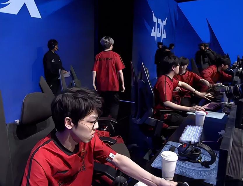 FPX现在怎么这么强啊，不会2比0 JDG吧[允悲]#FPX对战JDG##游戏2