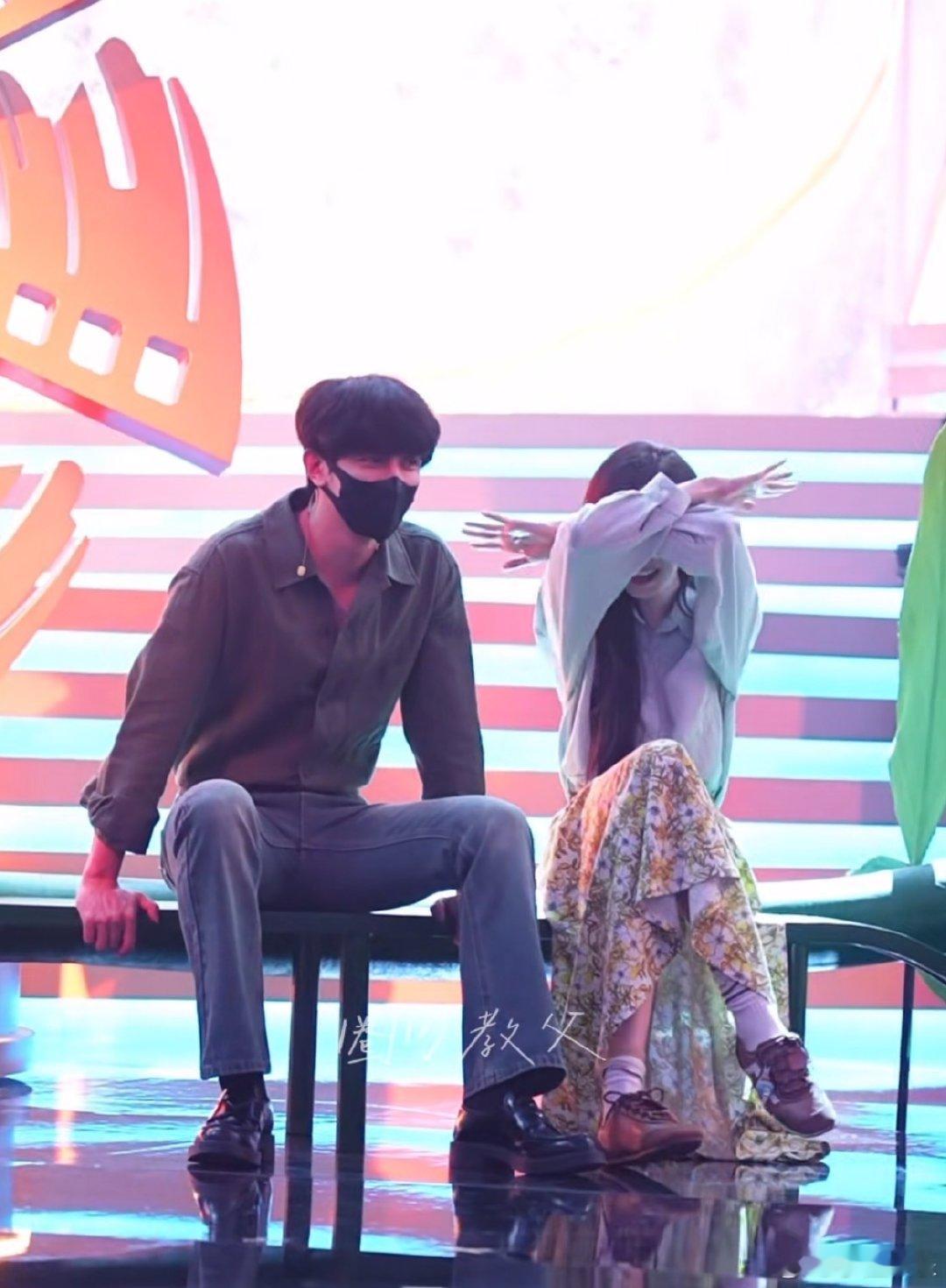 张艺凡夏之光蛐蛐啥呢北影节彩排路透，张艺凡夏之光同框热聊，笑容灿烂互动自然，清爽