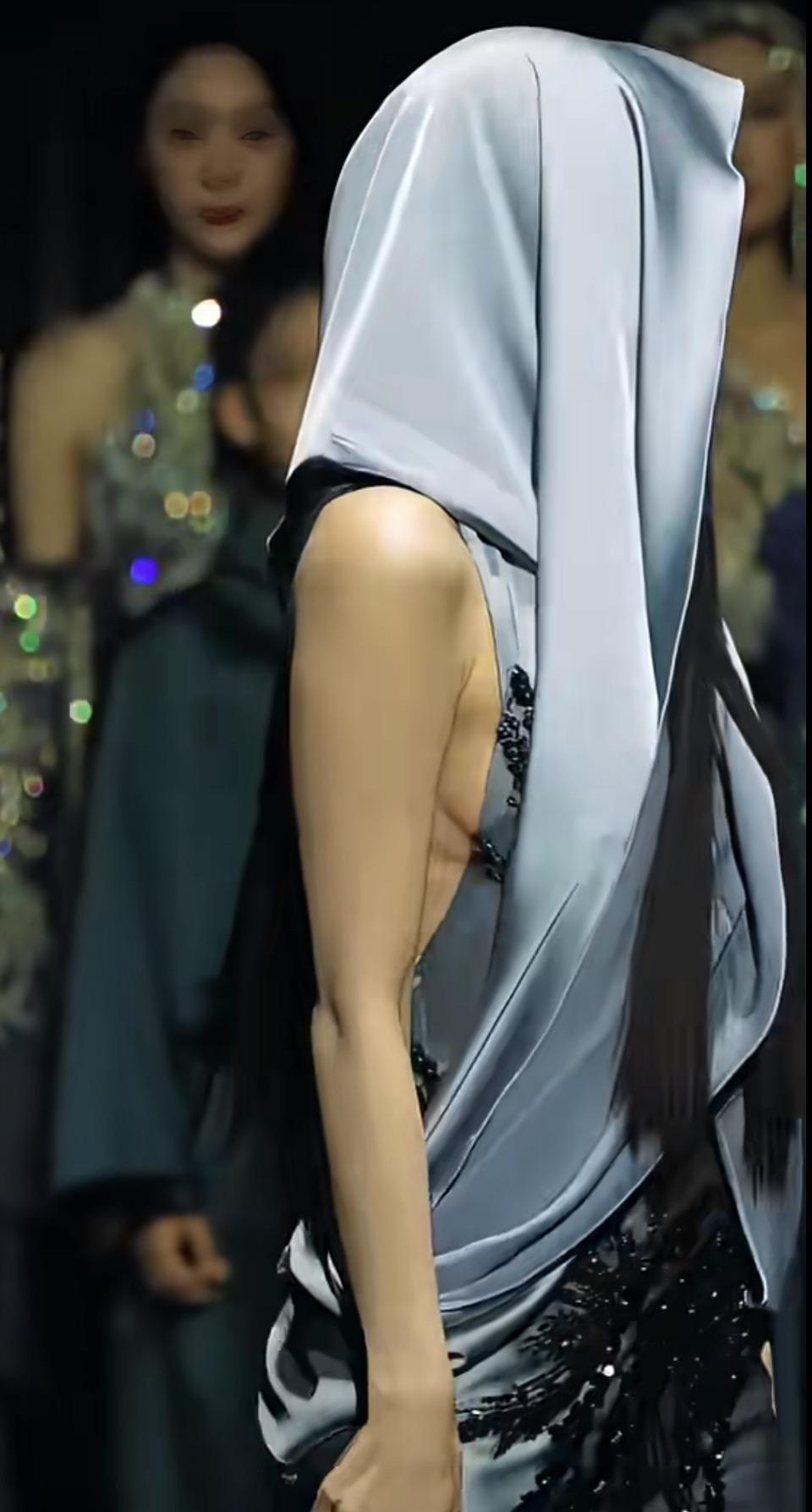 梦幻蓝纱裙，优雅走秀，尽显时尚魅力！💙✨