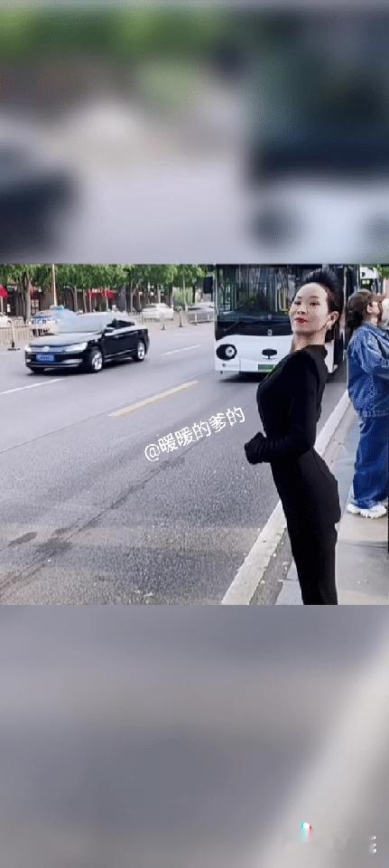 一女子志愿在公交车站
义务帮助指引
或者协助老弱病残孕乘车