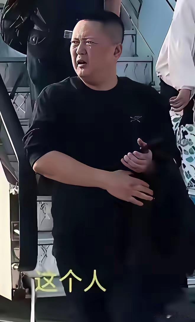原来他就是空姐给下了三个跪的飞客，全国人民认识一下，遇着了避开一点，省着惹事！