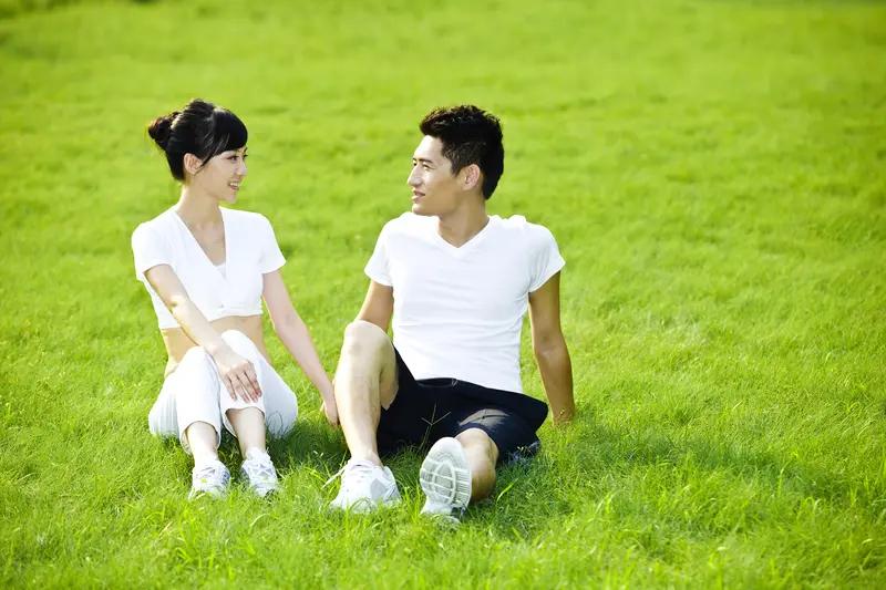 夫妻之间的相处之道，最重要的莫过于理解与尊重。我有对朋友，丈夫工作忙，常加班到很