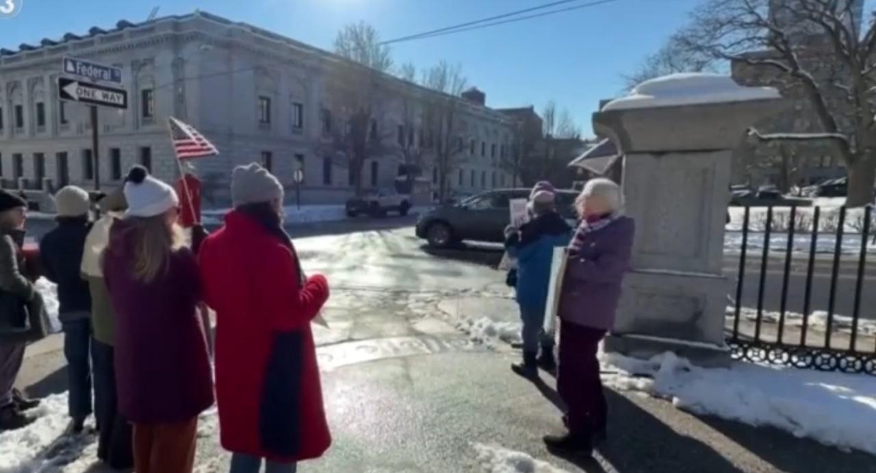美联邦移民执法行动在缅因州引发抗议，当地民众冒雪聚集，举着“ICE=GESTAP