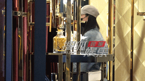张雨绮逛街买香水逛鞋店，一位年轻男士全程陪伴路透图 ​​​