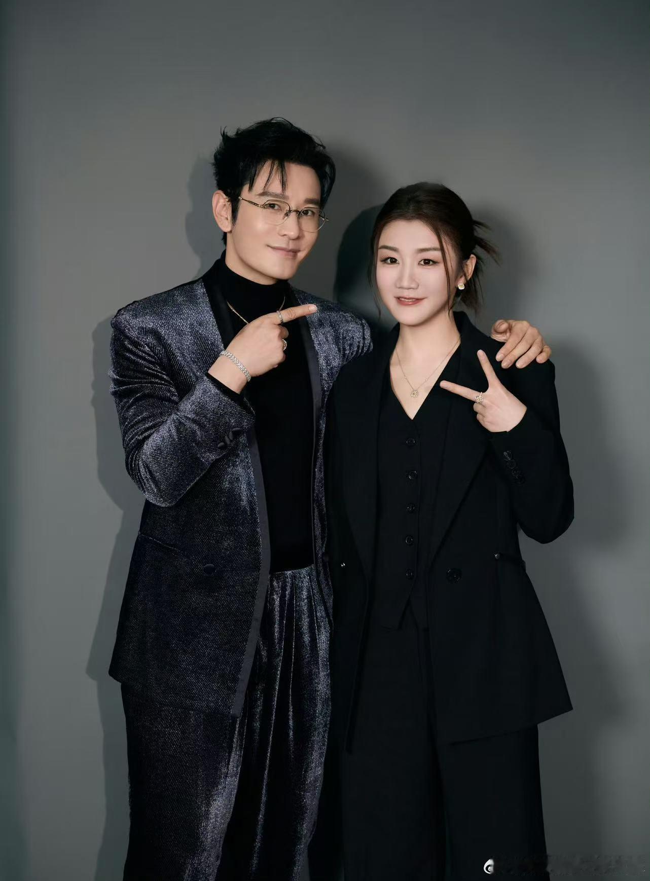 谁懂这张合照的含金量！奥运冠军陈梦和表哥黄晓明同框，一个是乒坛传奇，一个是演艺大