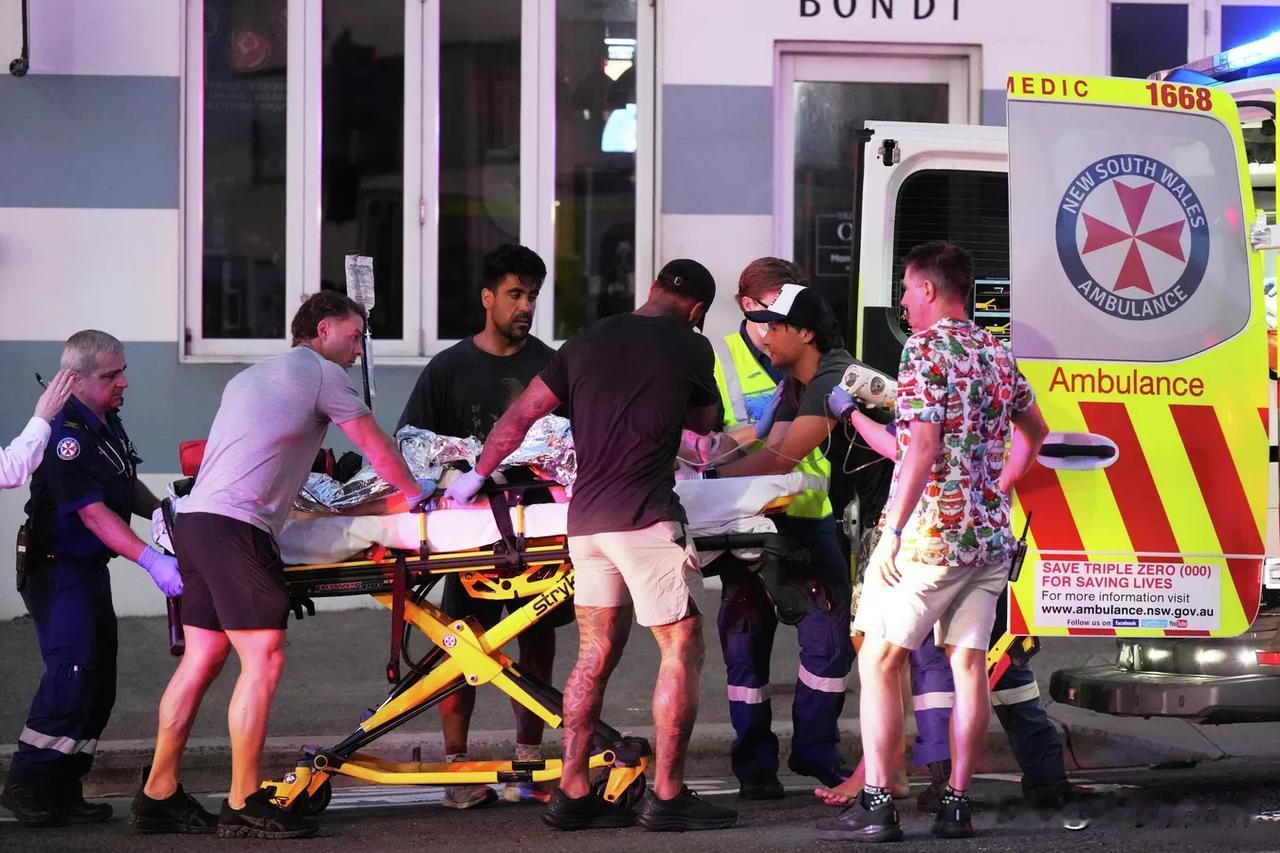 【最新消息：今天，澳大利亚所有政府机构的国旗降半旗】
堪培拉时间2025年12月