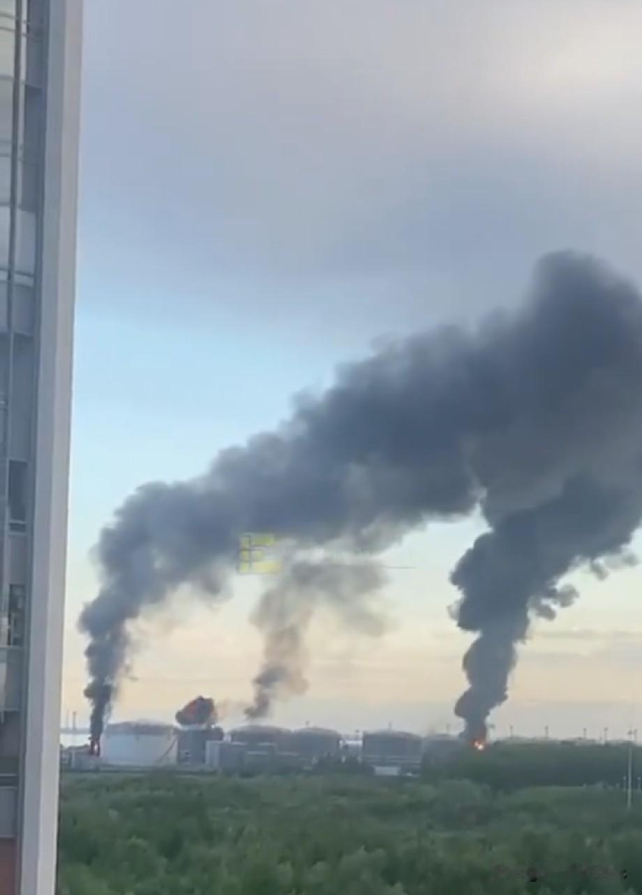 就在俄罗斯圣彼得堡国际经济论坛开幕前数小时，乌克兰长程无人机奔袭上千公里、突袭俄