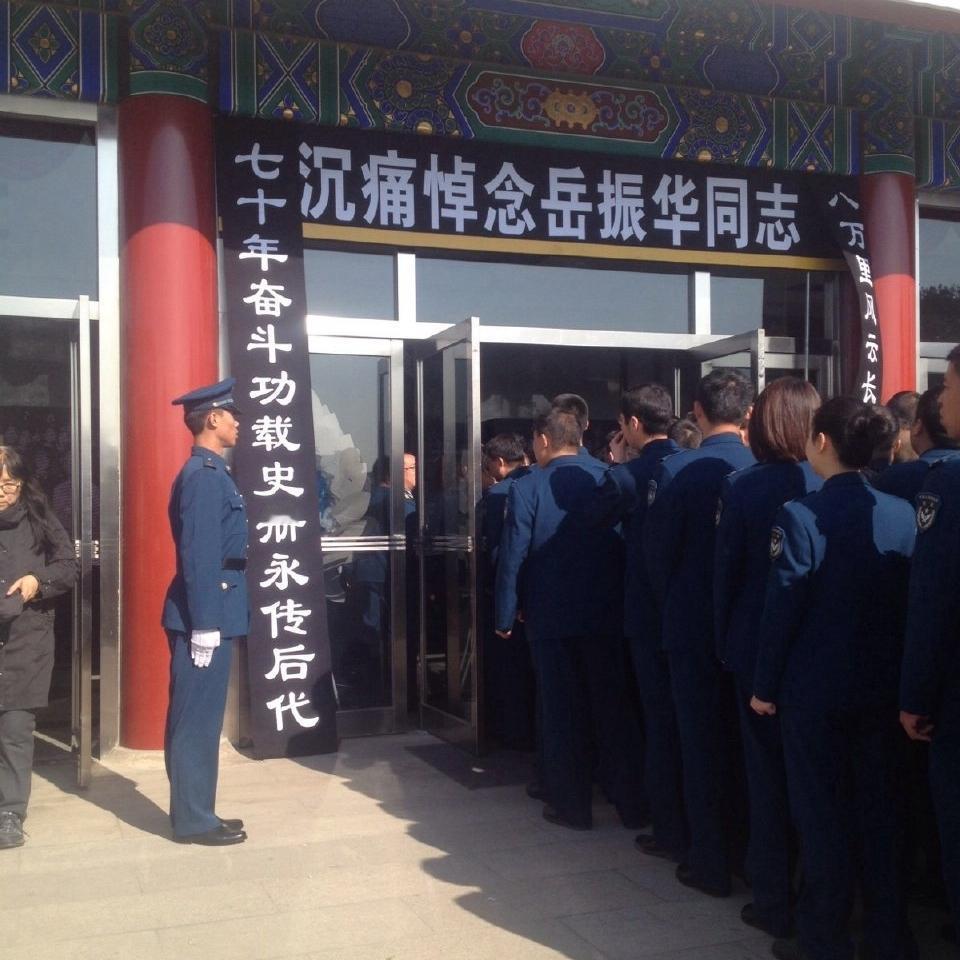 2013年，徐湖平曾经的老首长，岳振华团长追悼会上，一张罕见的镜头，从照片中我们