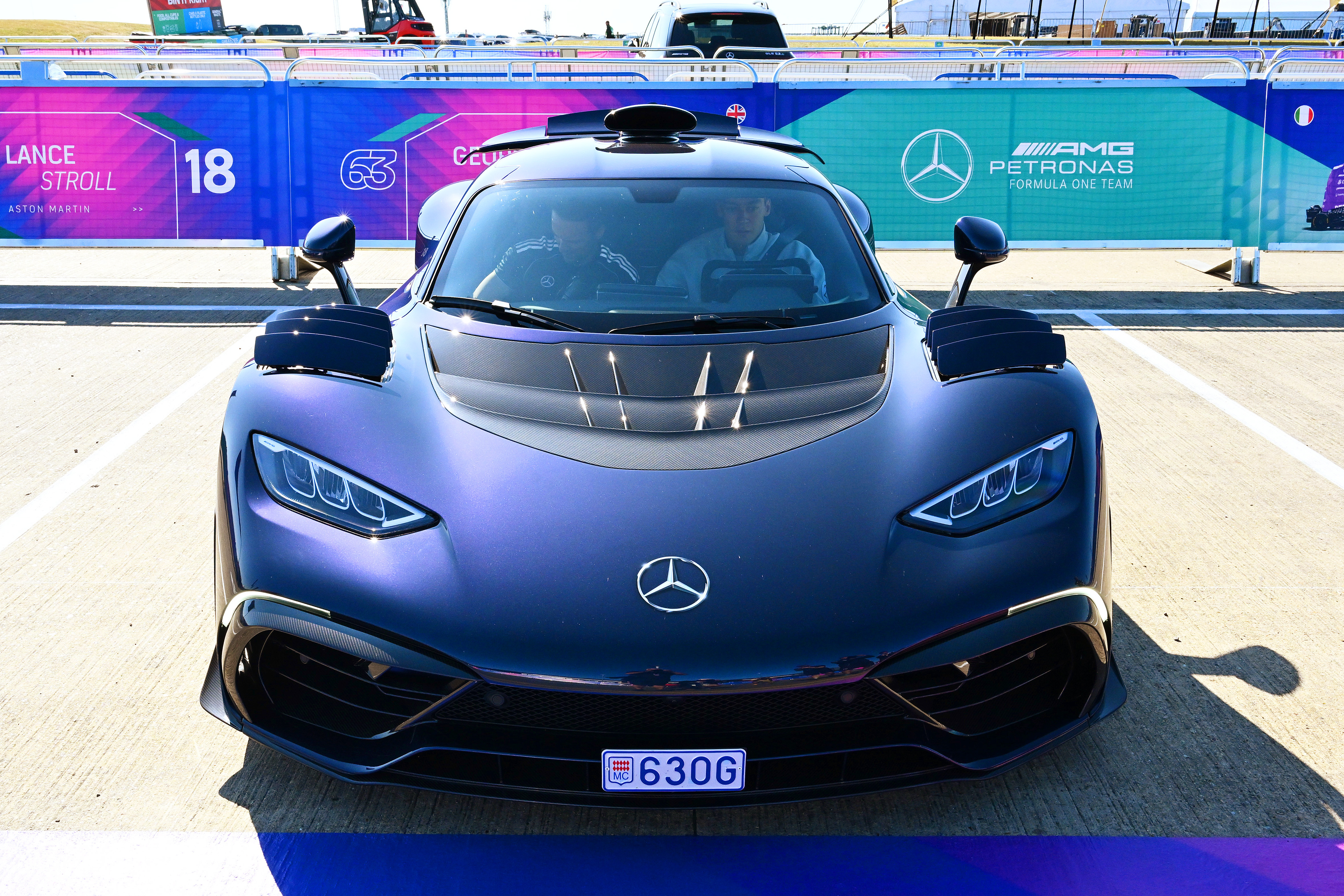 英国大奖赛周四，拉塞尔开着他的AMG ONE去围场[我来了]F12025F1英国
