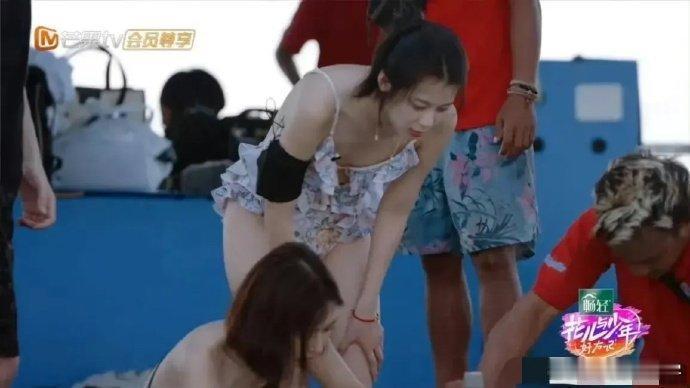 《花少 5》赵昭仪泳衣造型亮眼，看似性感却巧妙设计，意外不走光，时尚与得体兼得，
