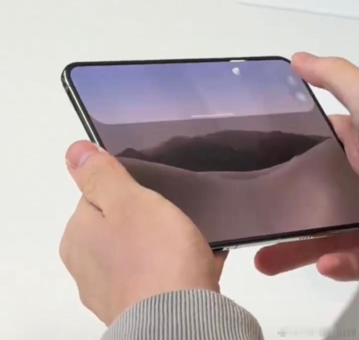iPhoneDuo 折痕多明显强大如苹果也不能违背物理规律，除非有一天做出来弹性