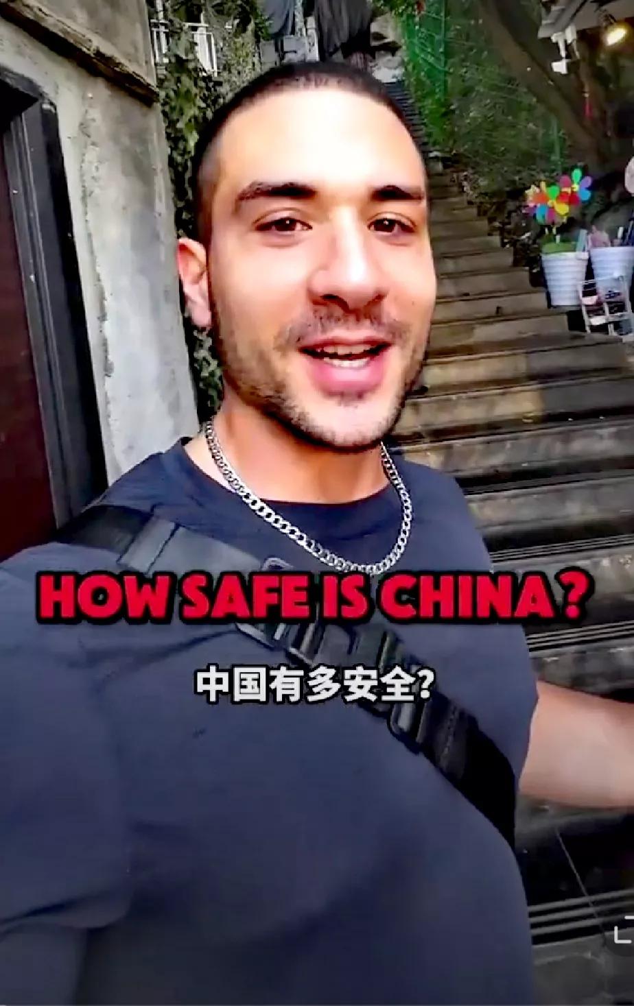 有个外国小伙子来中国旅游，为了说明中国有多么安全，他拍摄了一段视频。

路边有一