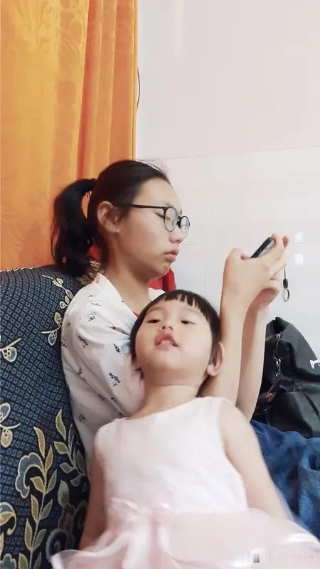 能不能跟后妈的女儿谈恋爱，先得看看法律咋说。从法律层面，要是你们没自然血缘关系，