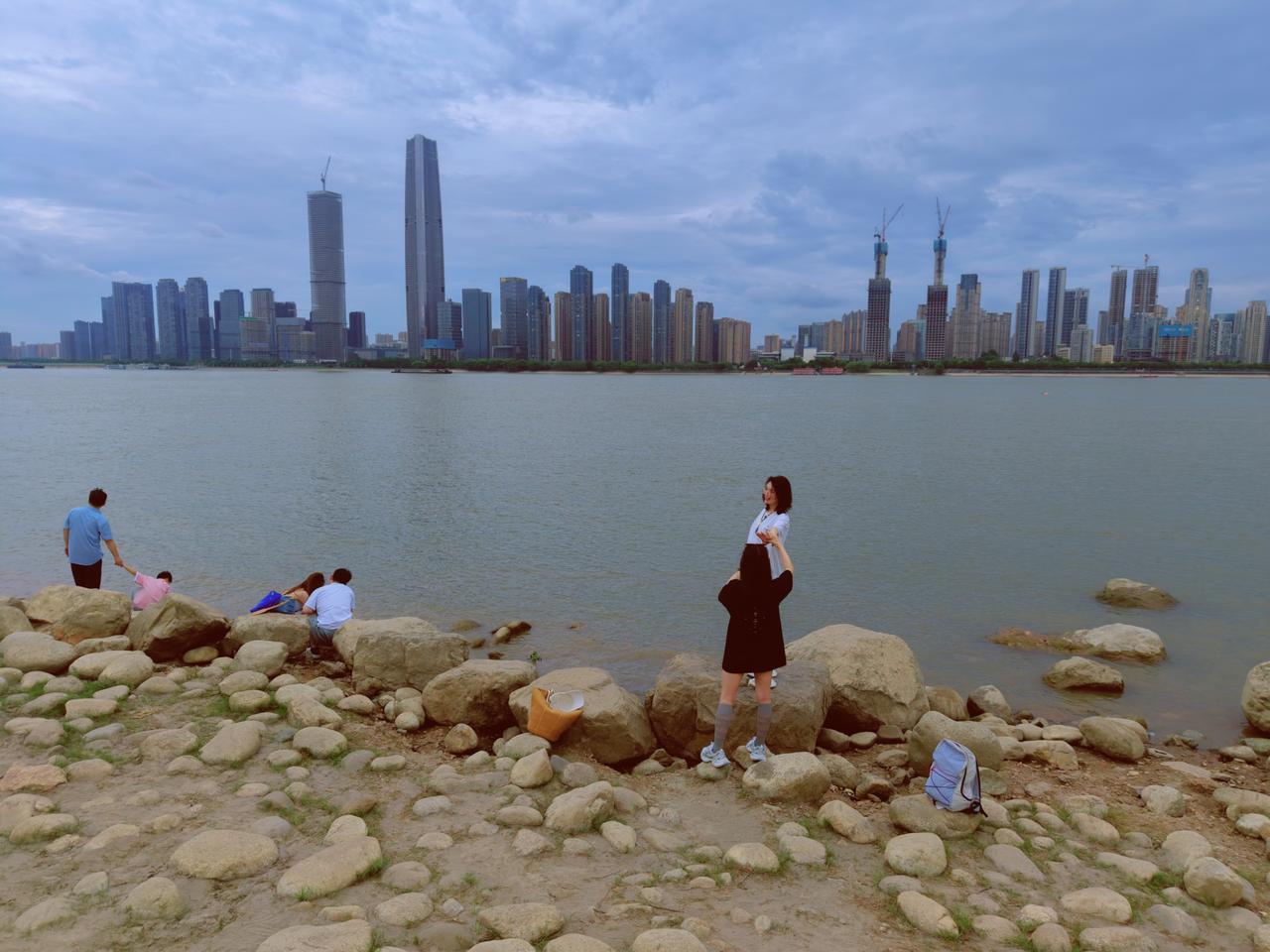 【汉口江滩纳凉人气旺】入夏后武汉旅游热度走高，各大景区游人如织。昨日“红霞”外围