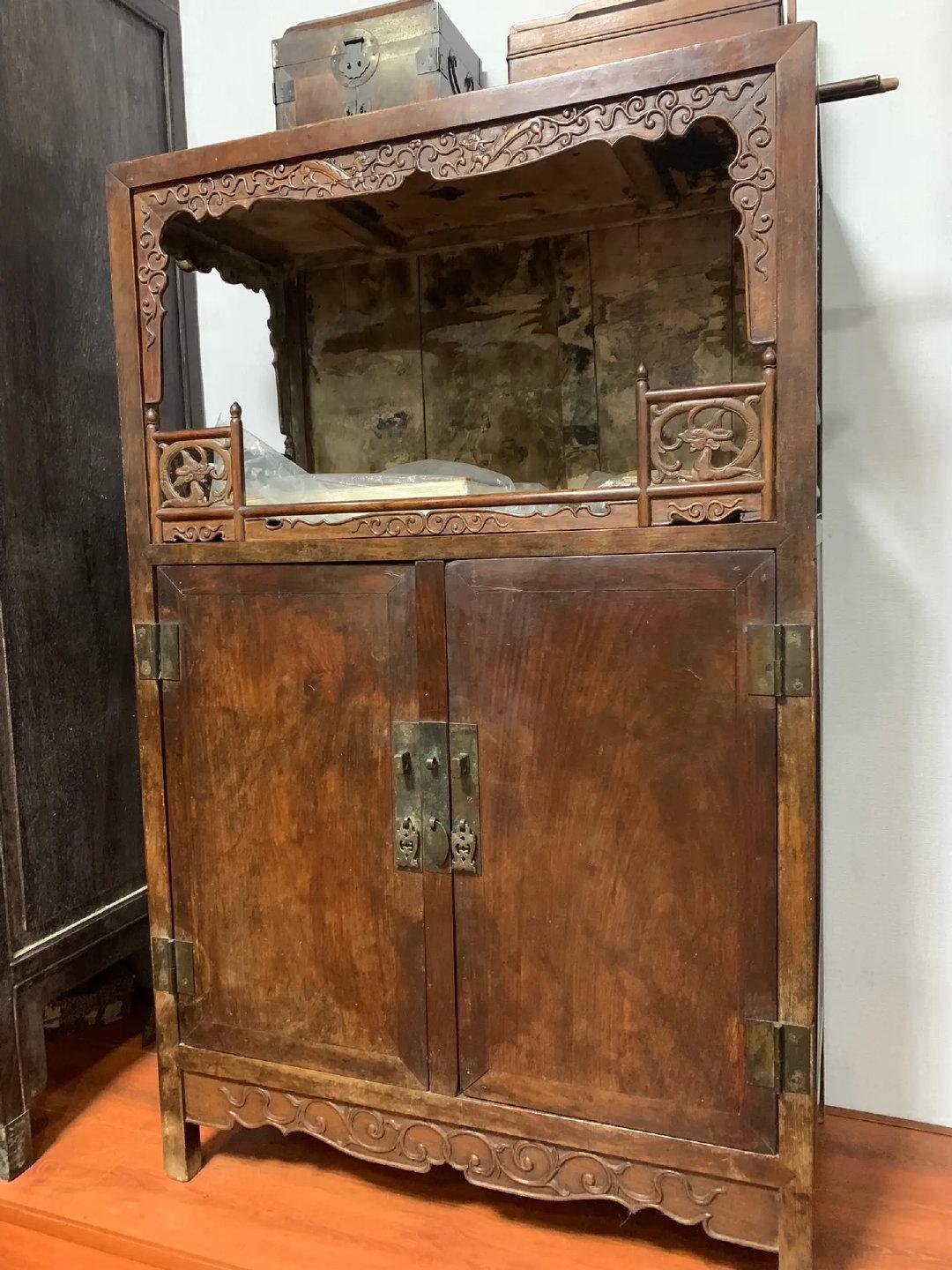 明清黄花梨老物，木纹流转间皆是时光沉淀。唯有时间永恒，愿与同好共赏，互学岁月之味