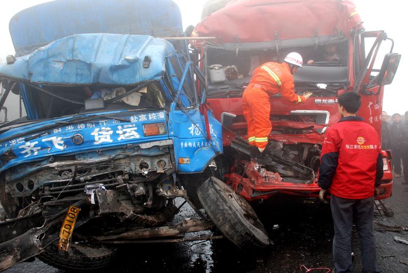 12月16日凌晨，印度德里至阿格拉高速公路上发生了一起惨烈的11车连环相撞事故。