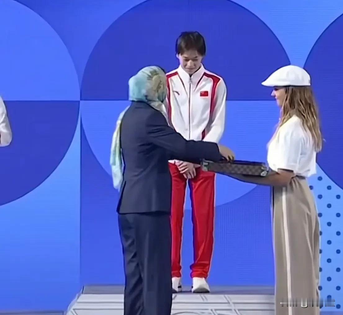 2024年的今天，全红婵巴黎奥运会夺下女子10米跳台的冠军，如今两年过去，很多人