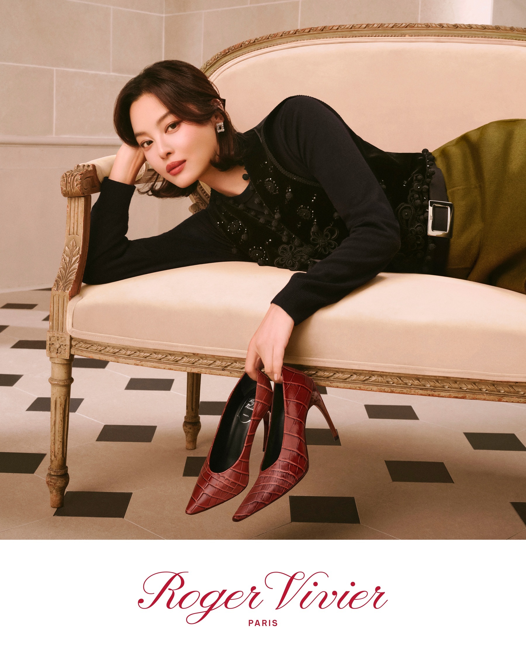 全球代言人辛芷蕾出镜Roger Vivier 2026秋冬全球广告，连续五季拿下