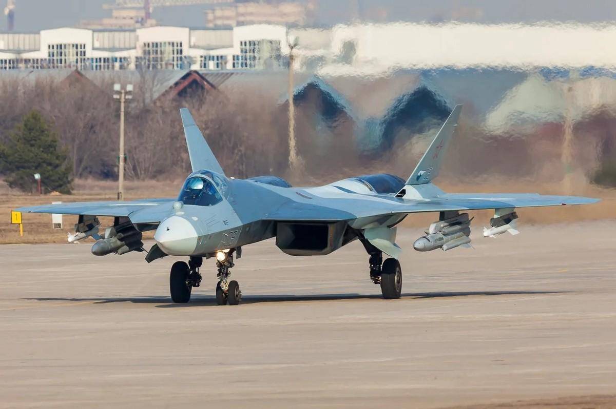 阿尔及利亚上空的模糊画面，被指认是两架苏-57E。
俄罗斯自己才装备了二十来架。