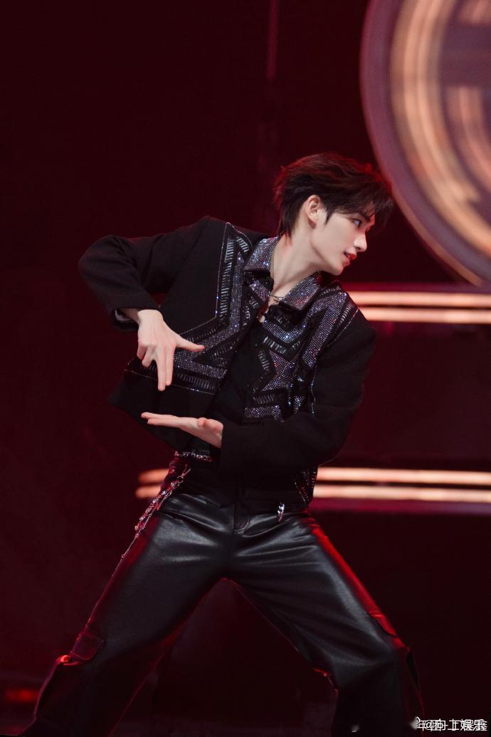 丁程鑫好六剧照有，皮裤好涩，我真斯哈斯哈了 