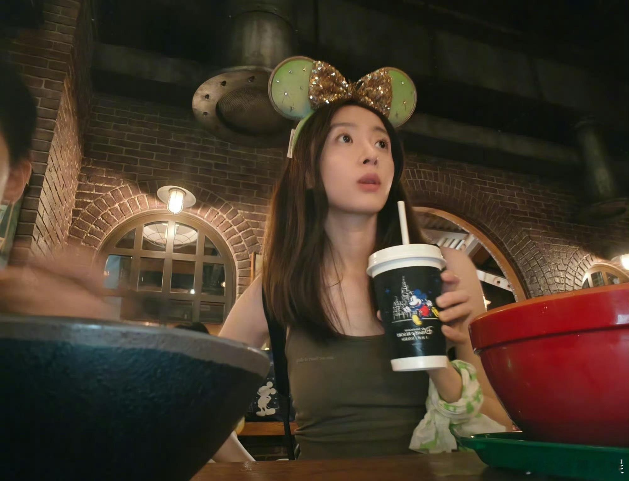 胡冰卿 被低估的颜值和角色是俺们的七把草呀！作为演员，能让观众看到她的一瞬间就想