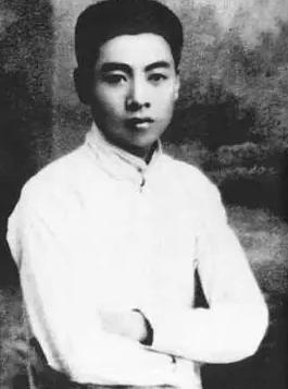 1927年，周恩来中圈套被捕，怎料，审讯的长官竟是自己的学生，他悄悄的说道：“周
